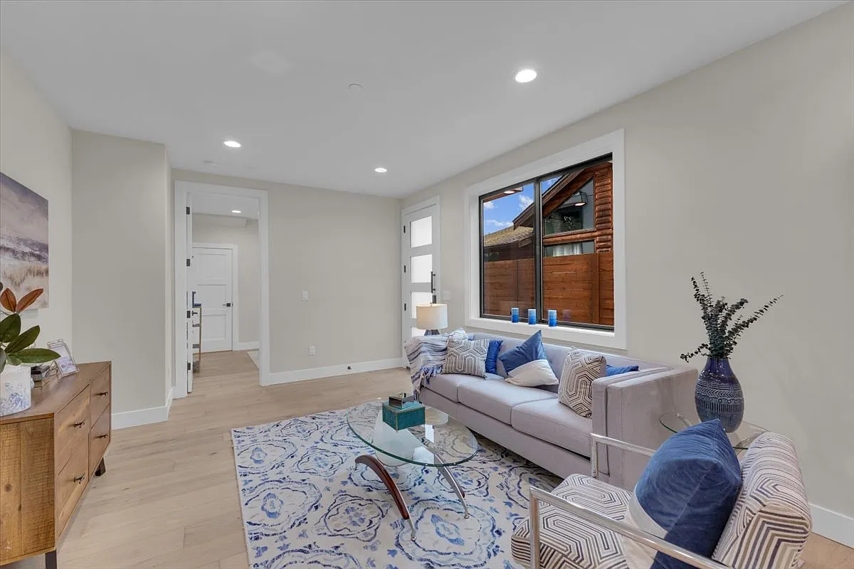 3 bed, 1170 sqft, $3,000 — Photo 4