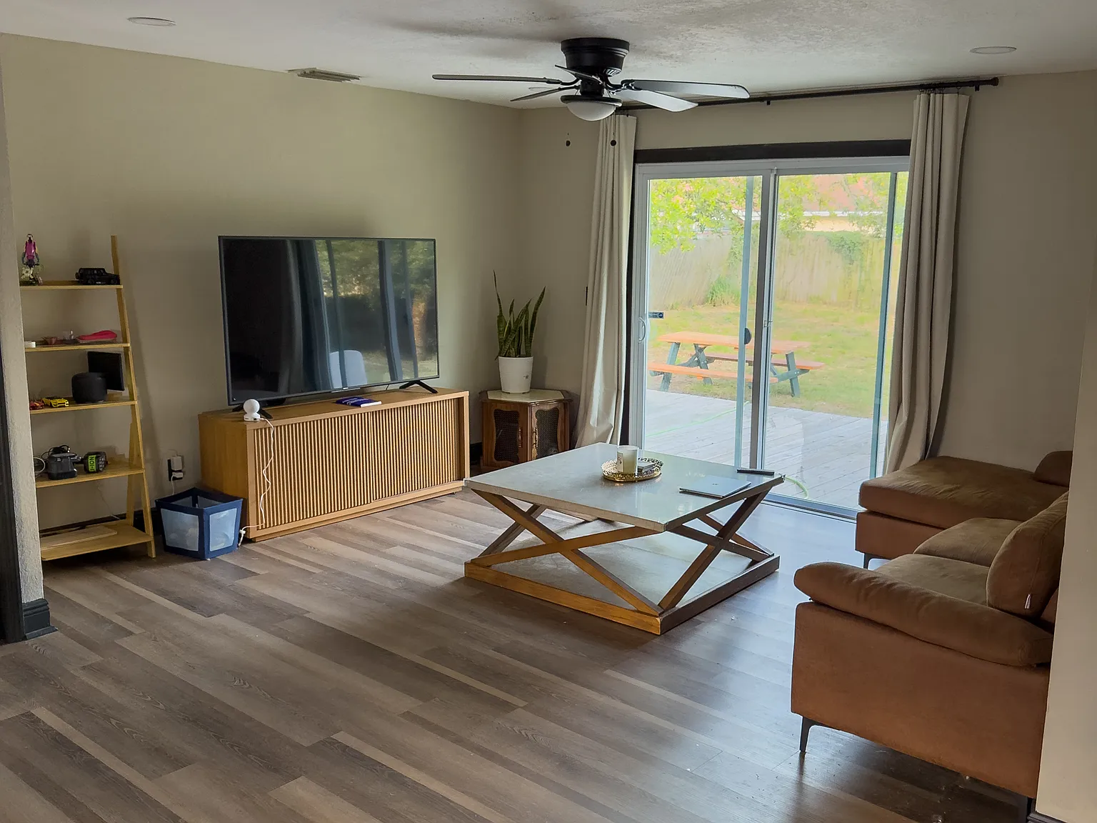8111 N Hillsborough Ln — Photo 2