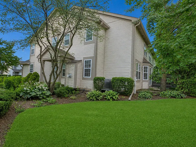 651 Lancaster Cir — Photo 3