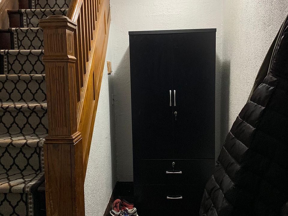 Entrance, past the door to the apartment