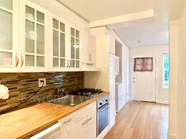 1204 Holbrook St NE #4 — Photo 3