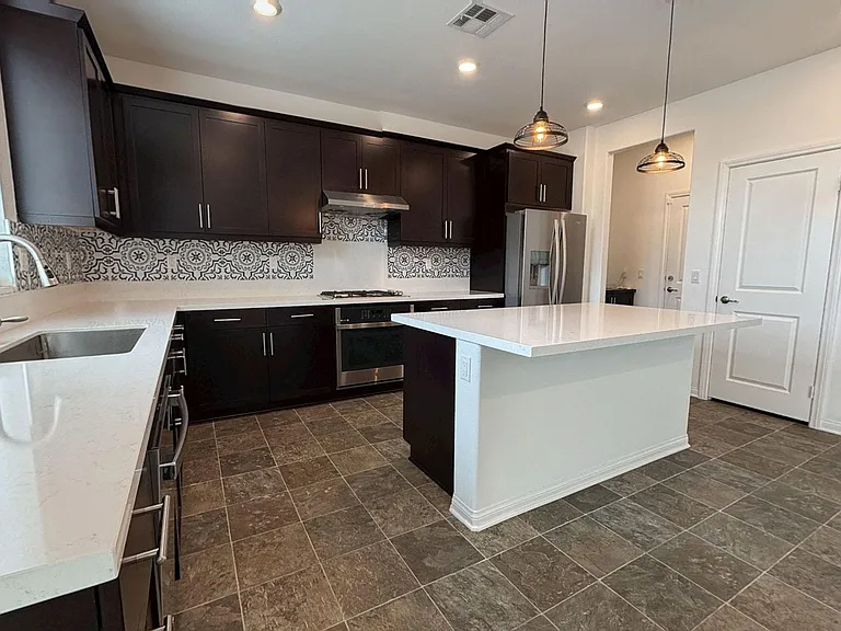 1685 Camellia Ln — Photo 6