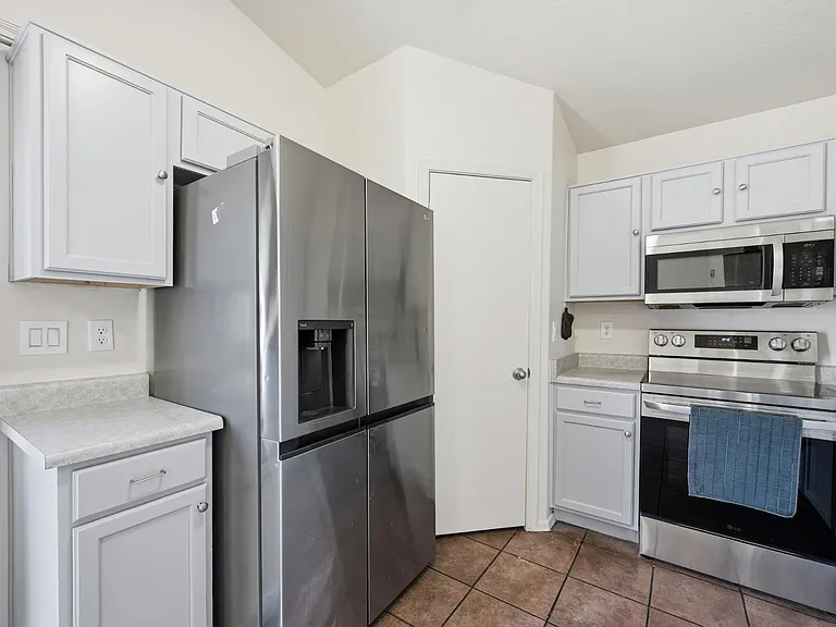 12418 W Windrose Dr — Photo 6