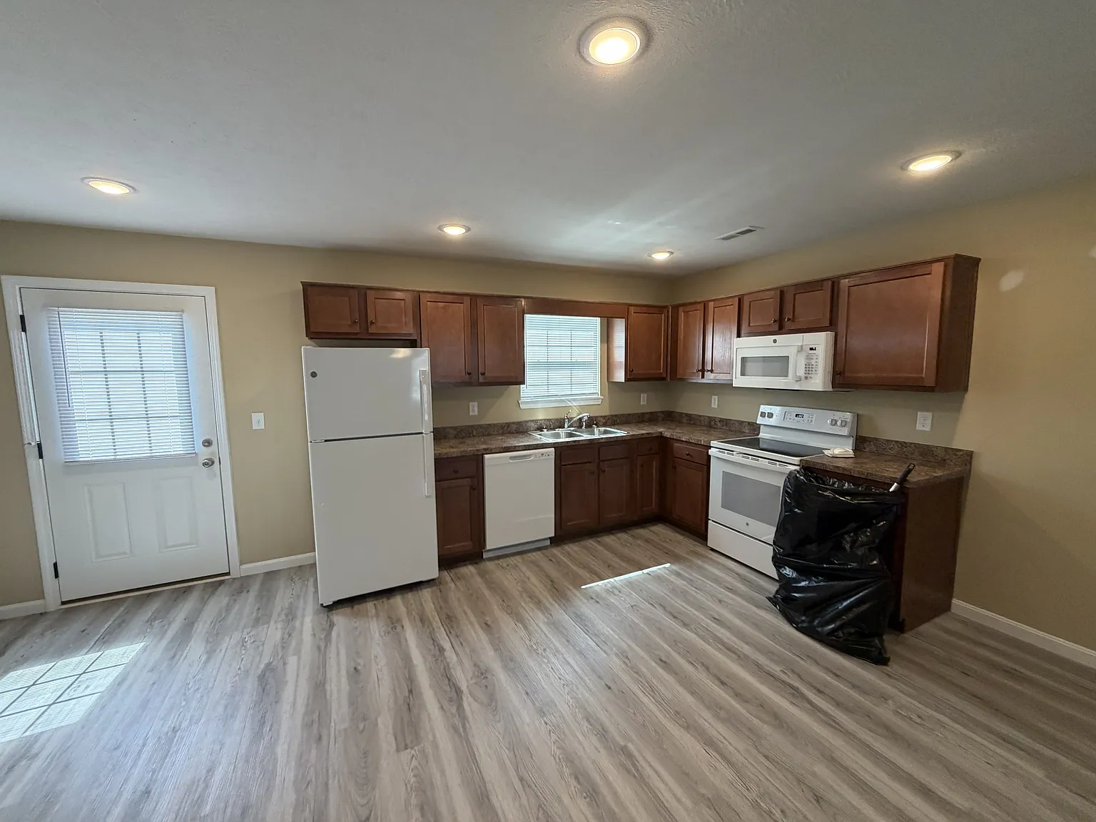 202 Pineview Drive - 1 — Photo 2