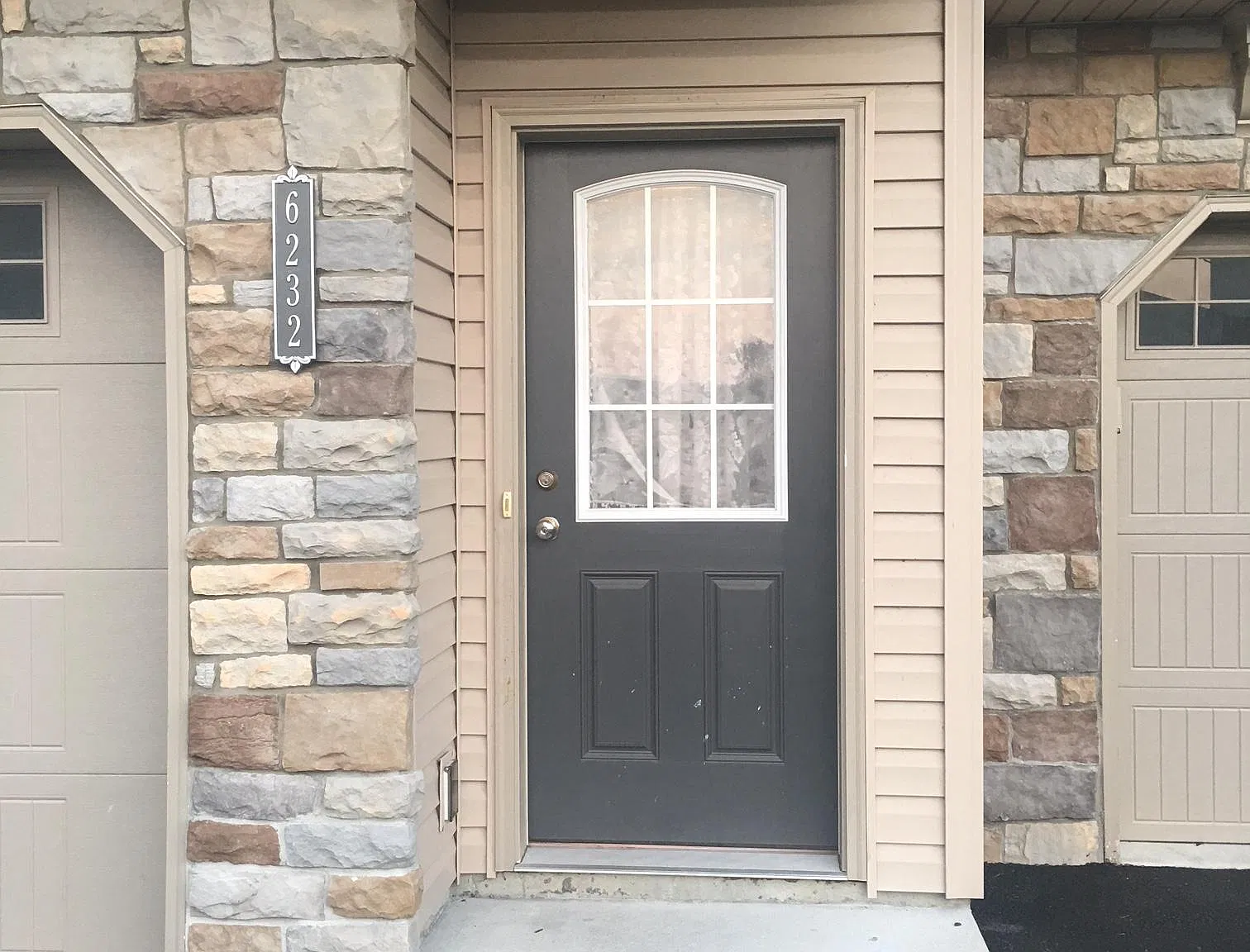 3 bed, 2.5 bath, 2001 sqft, $2,100 — Photo 2