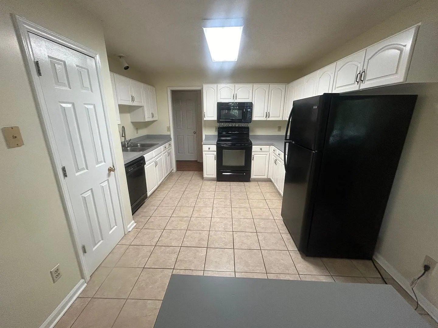 34 Bedrooms | 2.5 Bathrooms | $1,950/Month The Summit Area - Available Early November! — Photo 4