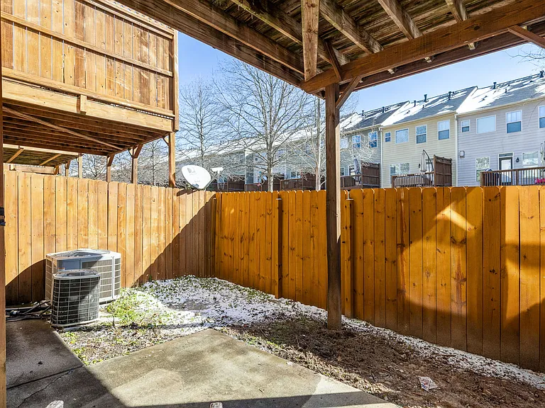 813 Charles Bank Ave SE — Photo 36