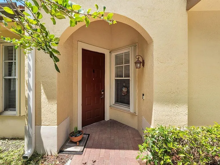 5812 NW 119th Ter — Photo 4