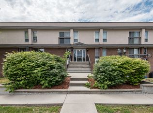 2176 Blossom Dr #26, Ottawa, ON K1H 6G8