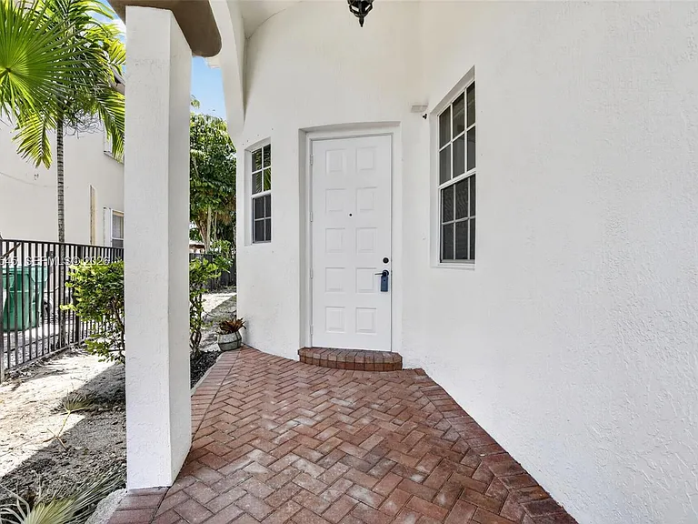 12410 SW 1st St — Photo 4