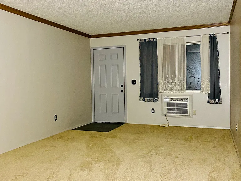 910 E 8th St #1 — Photo 3