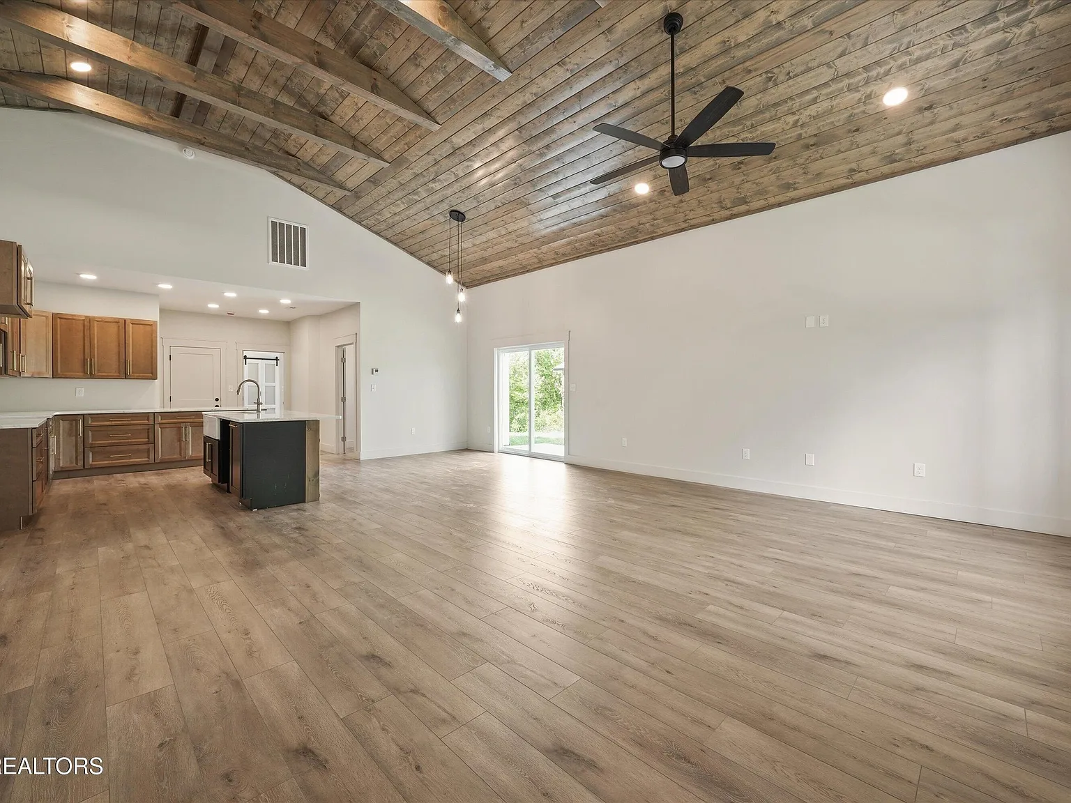 3 bed, 2400 sqft, $3,200 — Photo 4