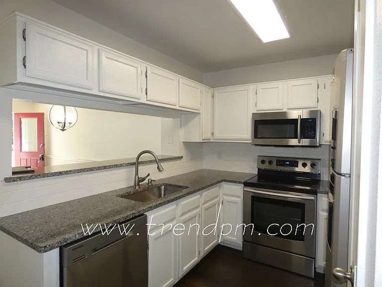 121 Surrey Ln — Photo 6