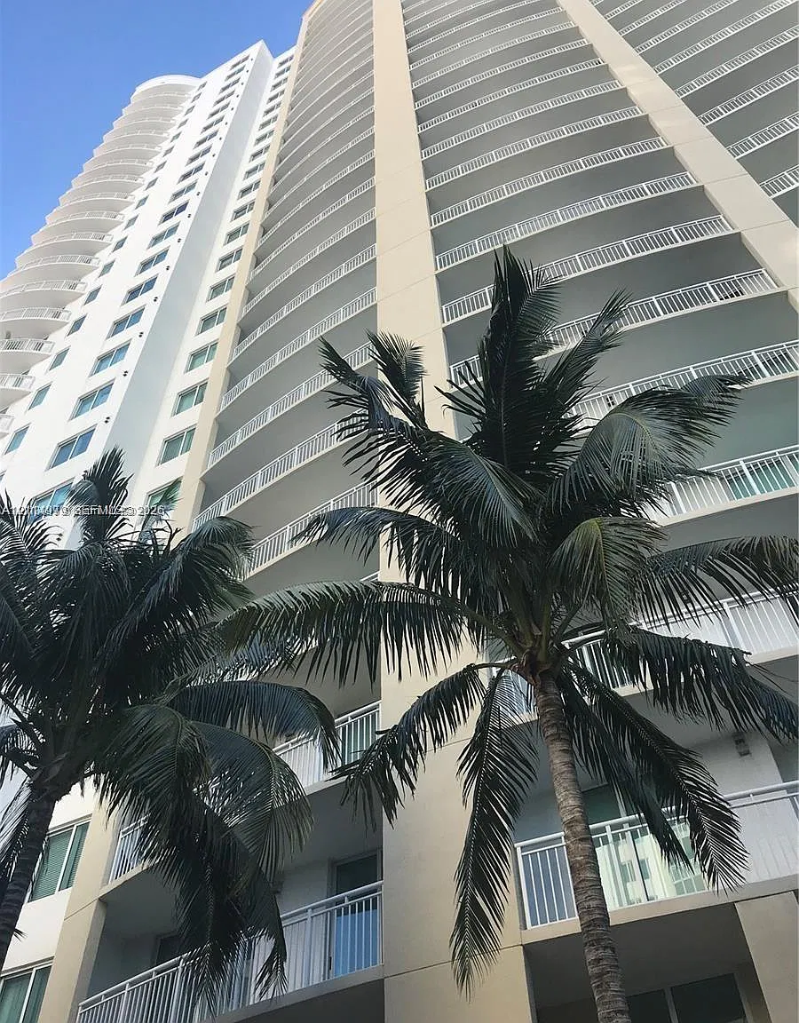 Duo Condominium West — Photo 1