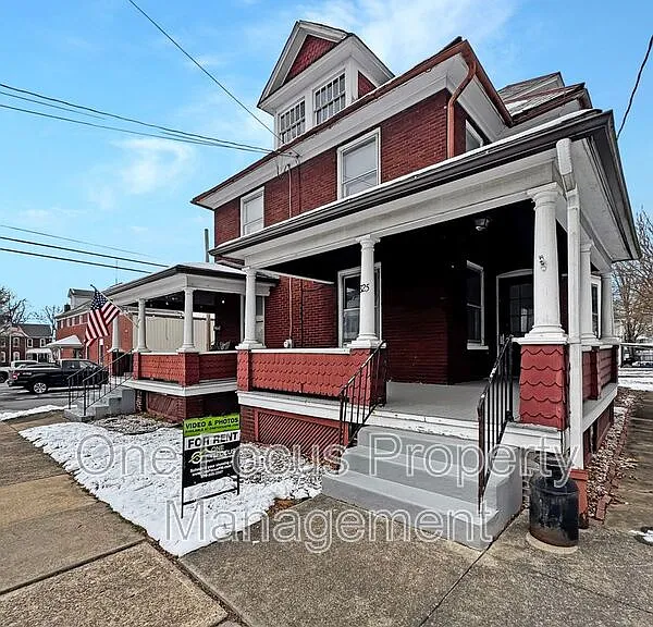 325 Percy St — Photo 1