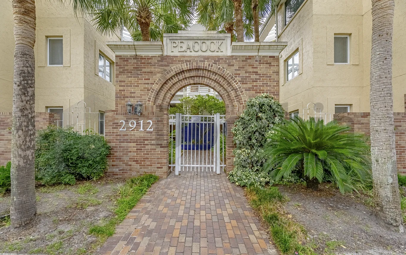 Beautiful 2 Bedroom, 2 Bathroom Condo in the Heart of Avondale — Photo 2