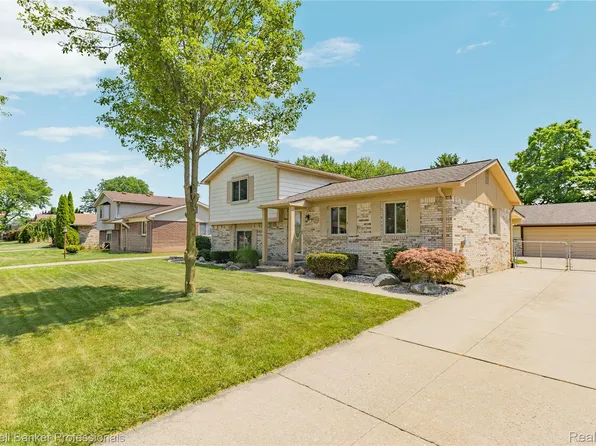 19272 Lloyd St, Clinton Township, MI 48038