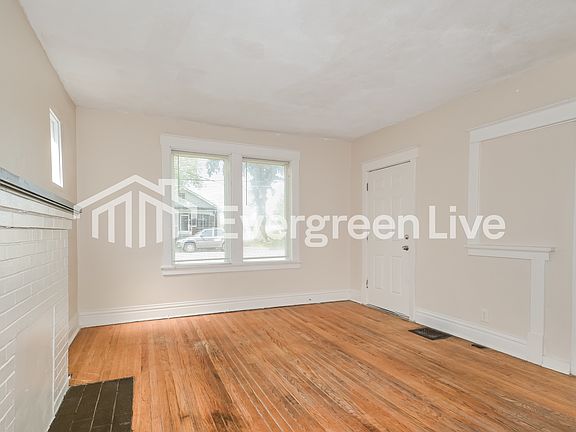 4th image of 9104 Delphine Ave