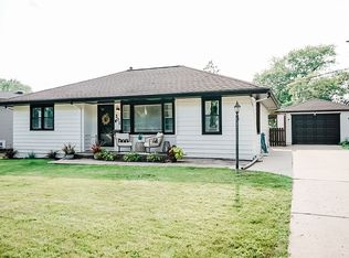 201 Wilshire Dr, Washington, IL 61571