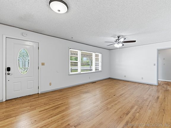 4th image of 215 NE Wilshire Ave