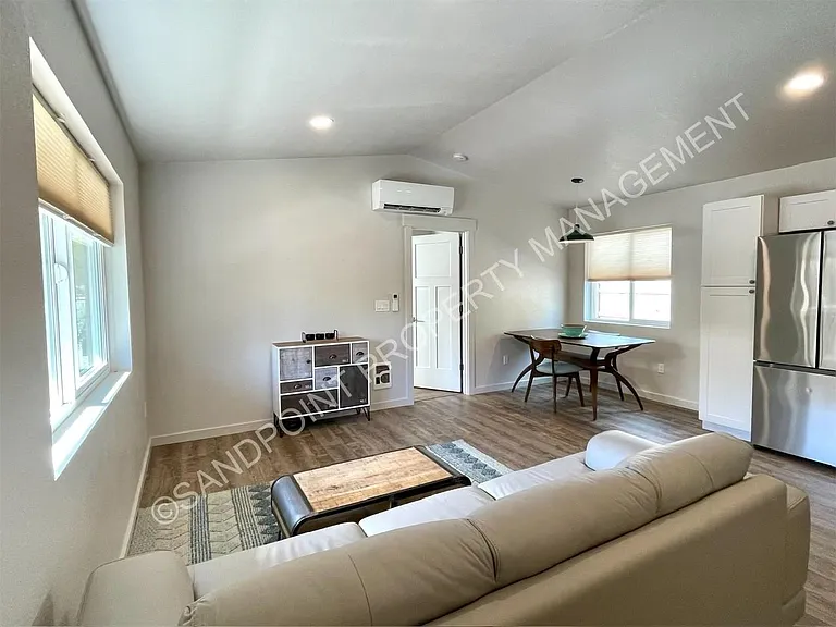 910 Poplar St — Photo 8