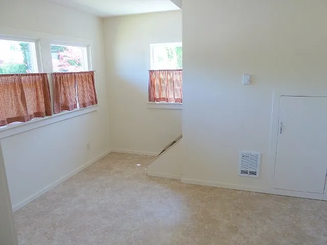 Dining room & to upstairs