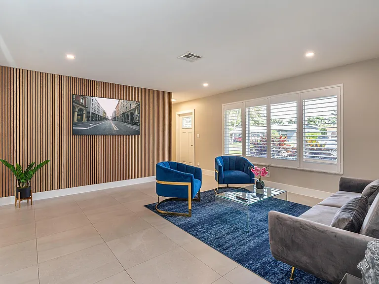 300 SE 8th Ct — Photo 3