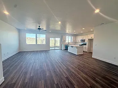 3 bed, 2339 sqft, $2,599 — Photo 4