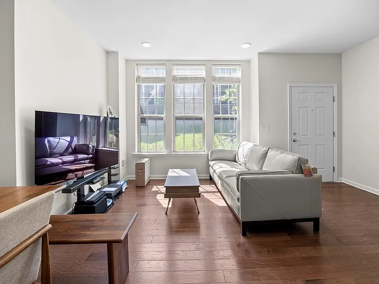 11 Leahy Dr — Photo 3