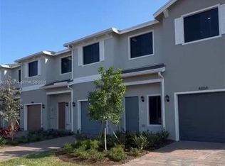 4860 Dillion St, Lake Worth, FL 33463