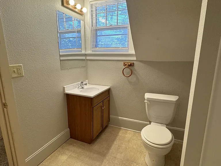 820 7th St S #4 — Photo 9