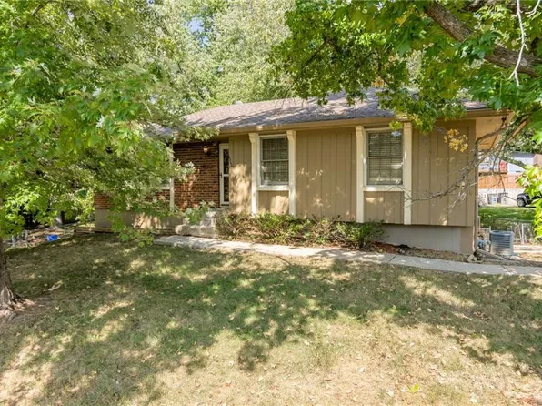 6900 NW Kerns Dr, Parkville, MO 64152