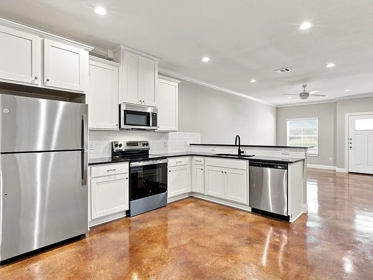 2416 Sloan Cir #B — Photo 7
