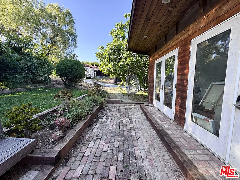 814 E Edgeware Rd — Photo 31