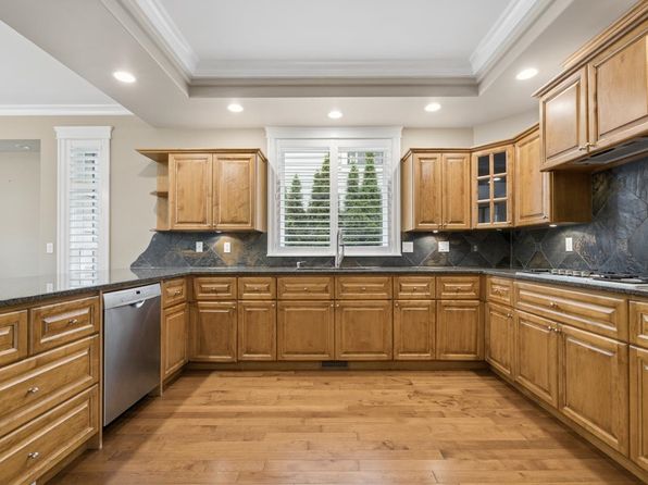 4 bedroom rental in Surrey — photo 10