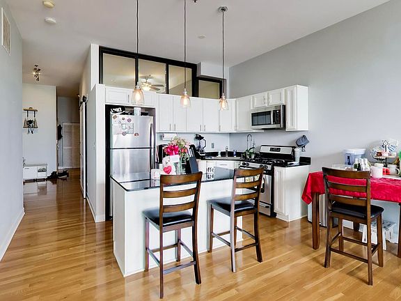 5th image of 1 S Leavitt St Unit 403