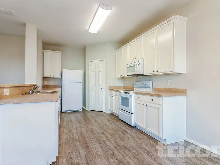 716 Kentucky Derby Ln — Photo 4