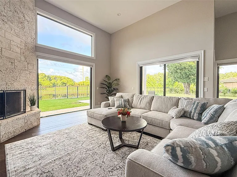 400 Alexandra Cir — Photo 31
