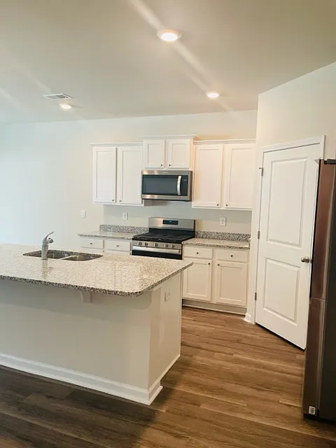 5 bed, 3.5 bath, 2713 sqft, $2,800 — Photo 4