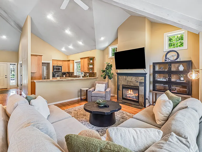 246 W Colchester Dr — Photo 26