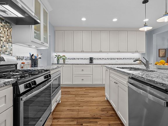 3rd image of 119 W Akard St