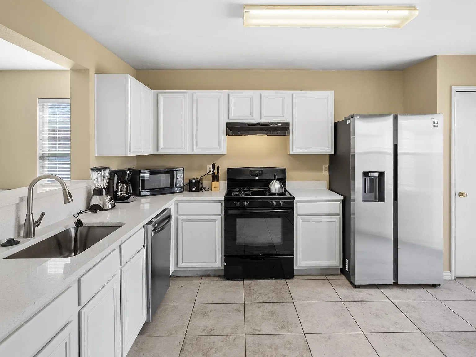 3 bed, 1702 sqft, $2,200 — Photo 3