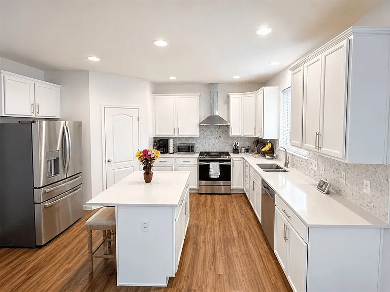1100 Sarah Freeman Dr — Photo 2
