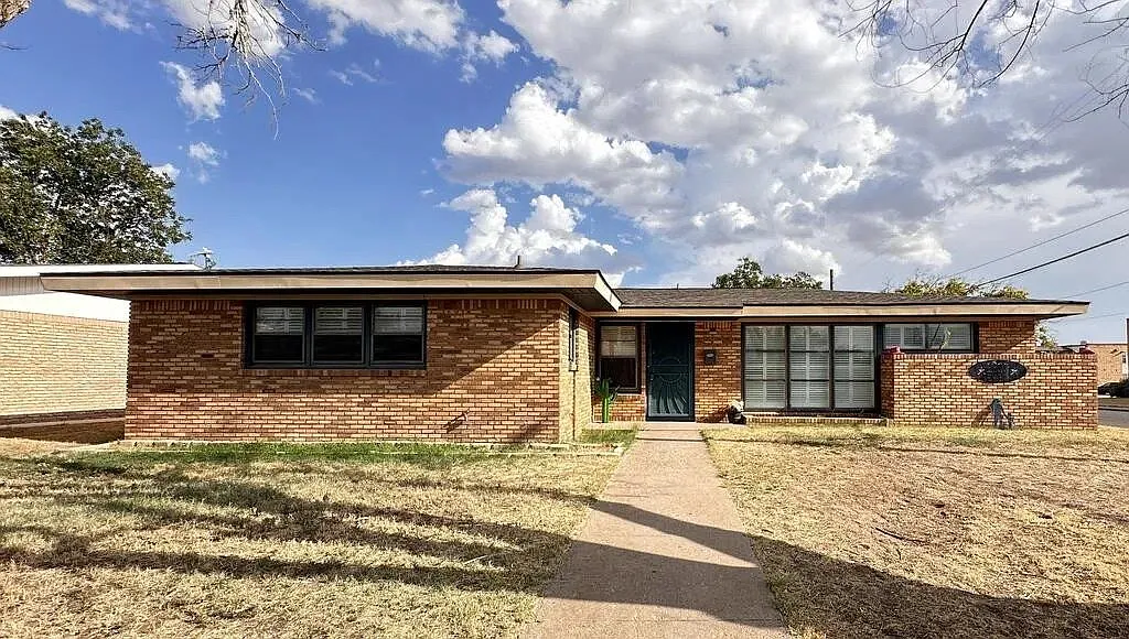 3 bed, 2.0 bath, 1716 sqft, $2,200 — Photo 1