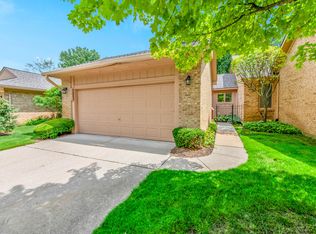 21910 River Ridge Trl, Farmington, MI