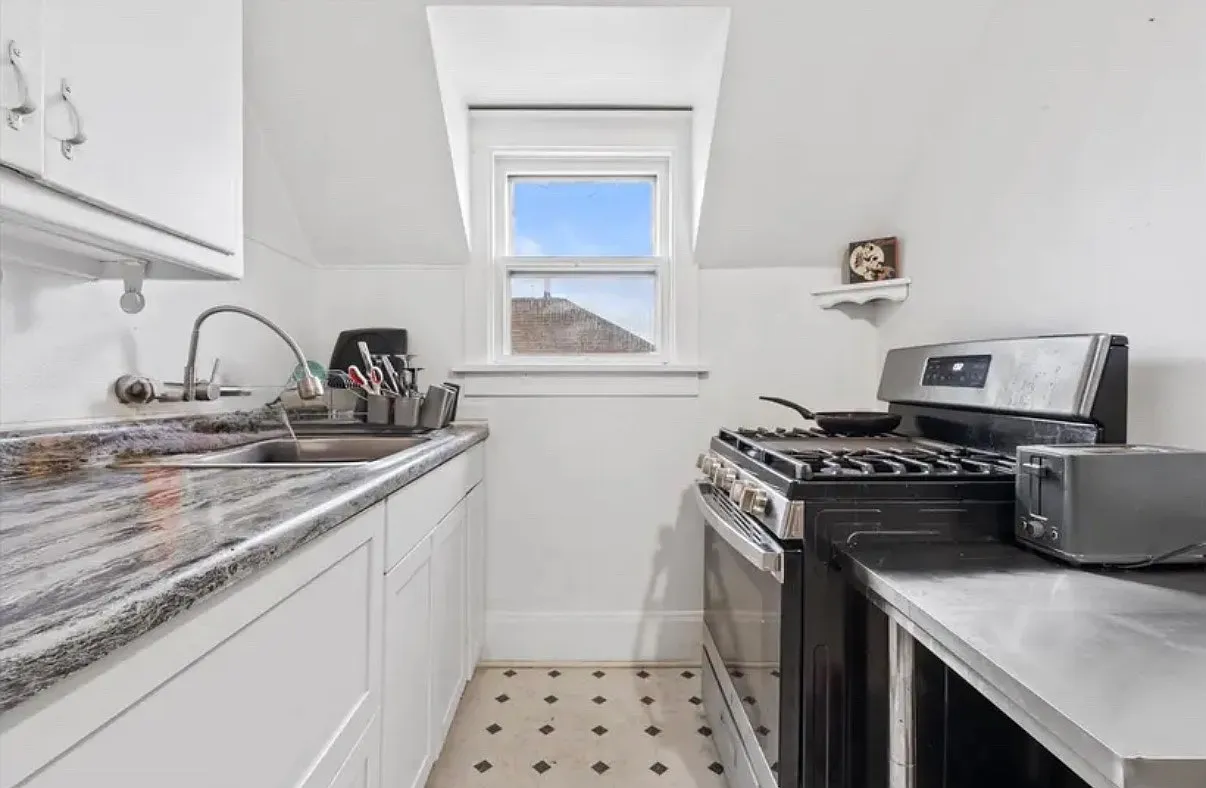 1 bed, 850 sqft, $1,050 — Photo 3