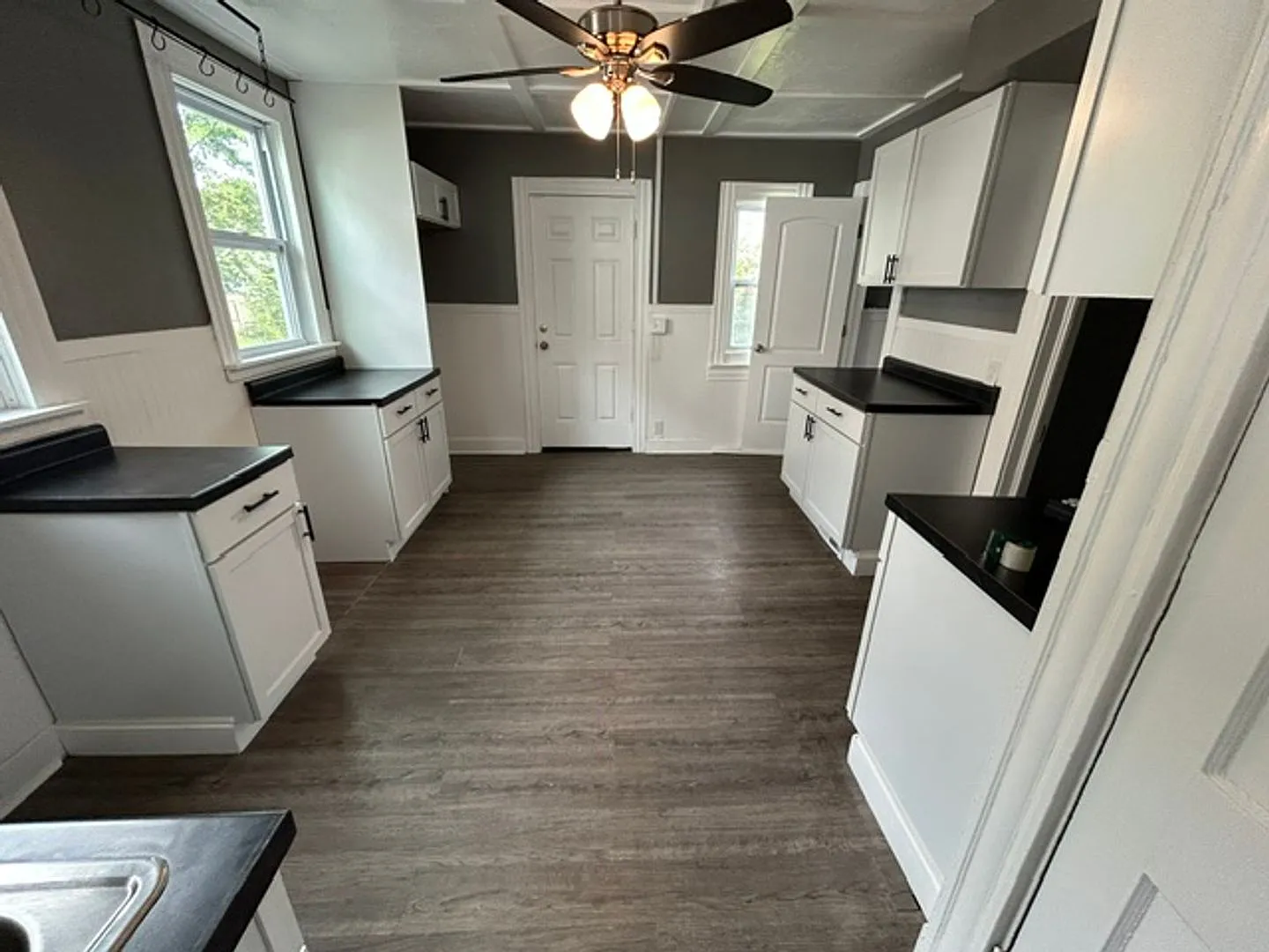 Recently Renovated, Beautiful 4 Bedroom Home — Photo 3