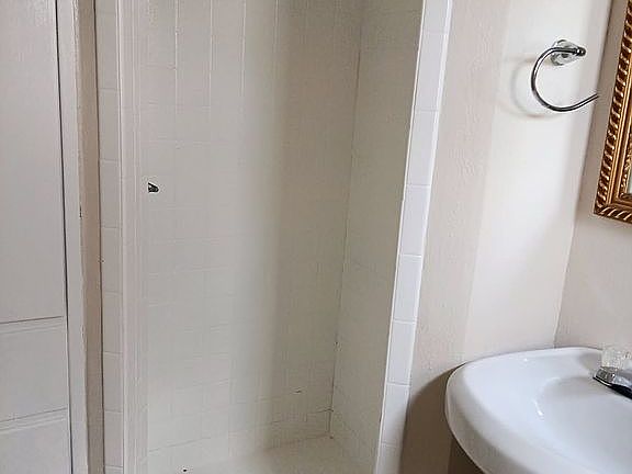 5th image of 7481 Duckworth Rd