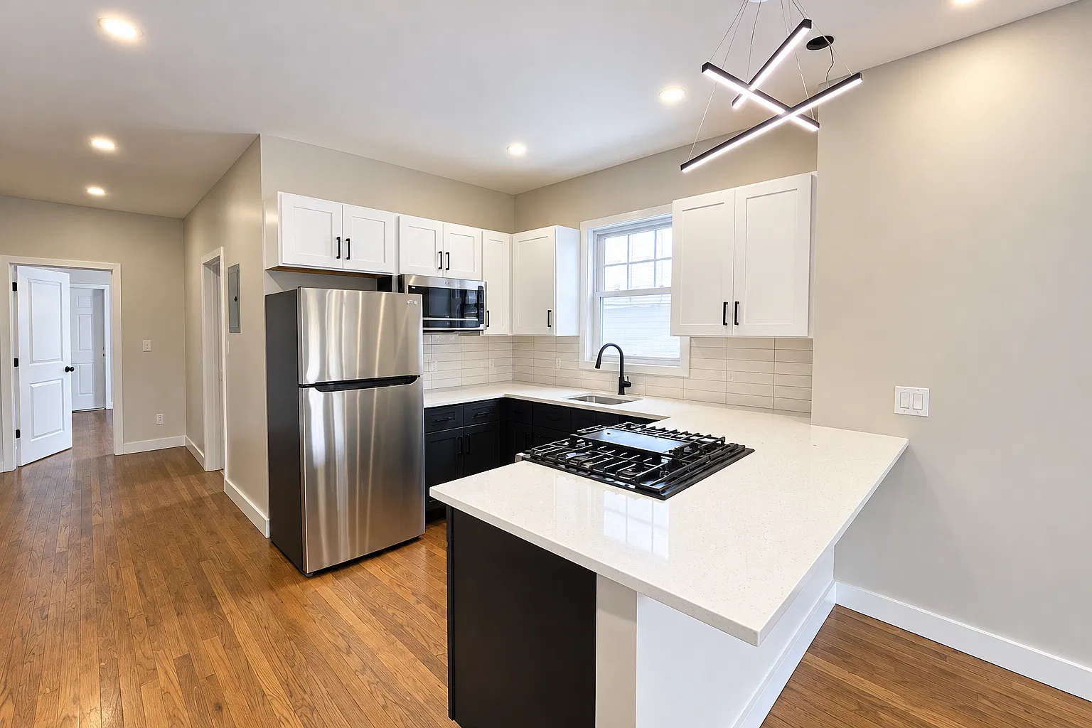 3 bed, 800 sqft, $2,400 — Photo 1