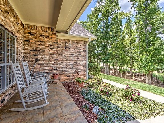 3rd image of 201 Lakeview Ln